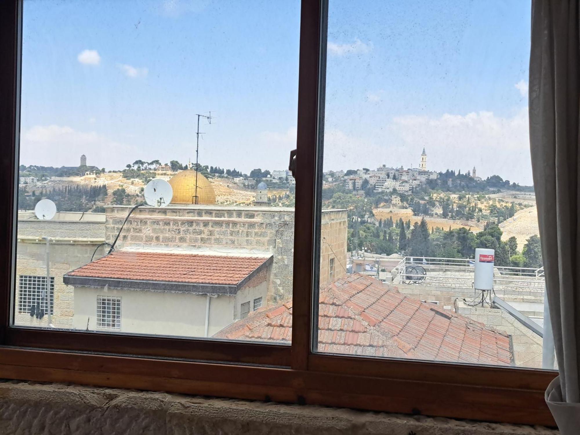 Into Jerusalem Heart Exterior foto